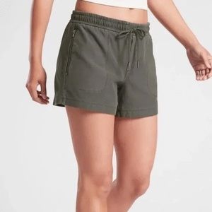 NWT Athleta Farallon Short 14T Cypress Green